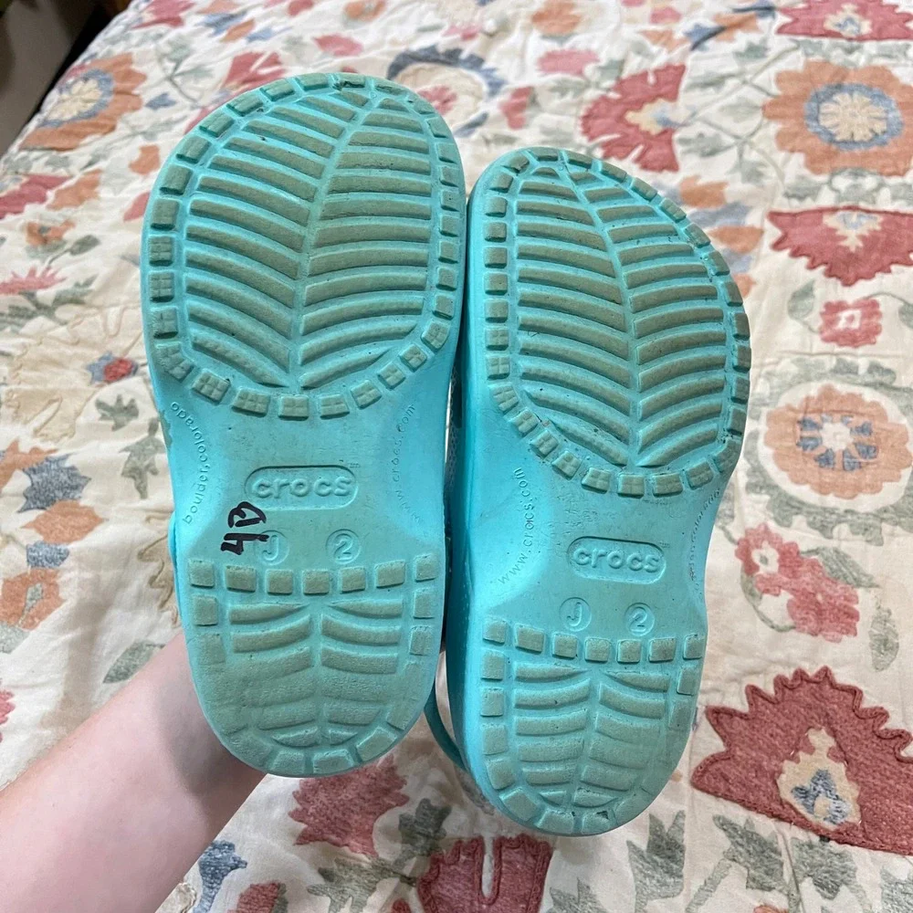 Crocs Toddler Kid Size J2 Girl Boy Classic Clogs Slip-On Blue Pool Hiking Sandal